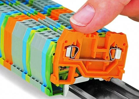 284-691 - 2-conductor through terminal block; 10 mm²; suitable for Ex e II applications; lateral marker slots; for DIN-rail 35 x 15 and 35 x 7.5; CAGE CLAMP®; 10,00 mm²; light gray